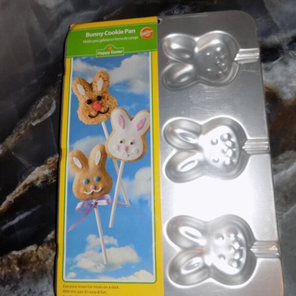 Wilton BUNNY COOKIE PAN NEW - Picture 1 of 3